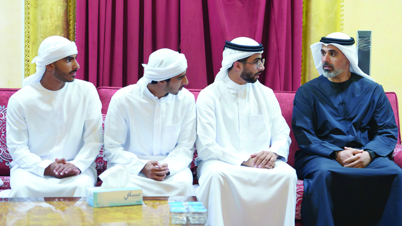 خالد بن محمد يقدم واجب العزاء في وفاة سلطان بن خالد بن محمد القاسمي