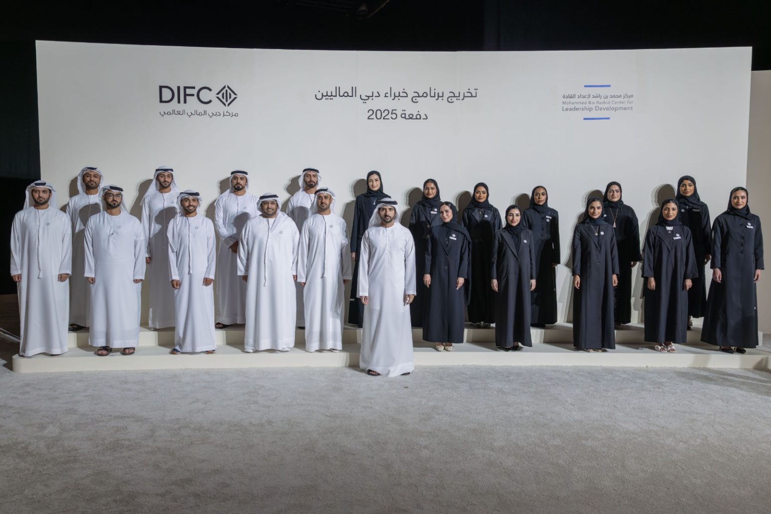 حمدان بن محمد يشهد تخريج منتسبي الدفعة الأولى من برنامج دبي للخبراء الماليين