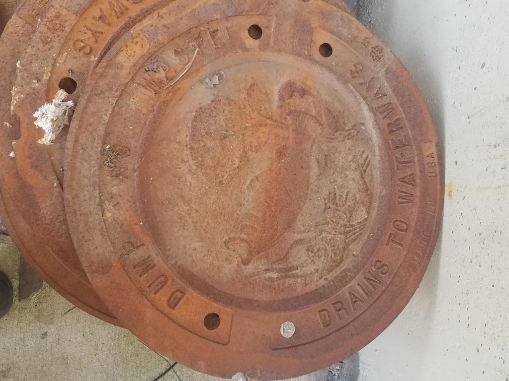 محاكمة رجل لهوايته الغريبة: سرق 90 غطاء لمناهل الصرف الصحي