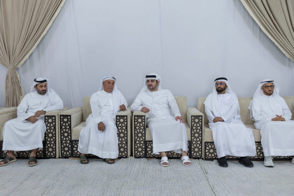 مكتوم بن محمد يقدّم واجب العزاء في وفاة خلفان المهيري