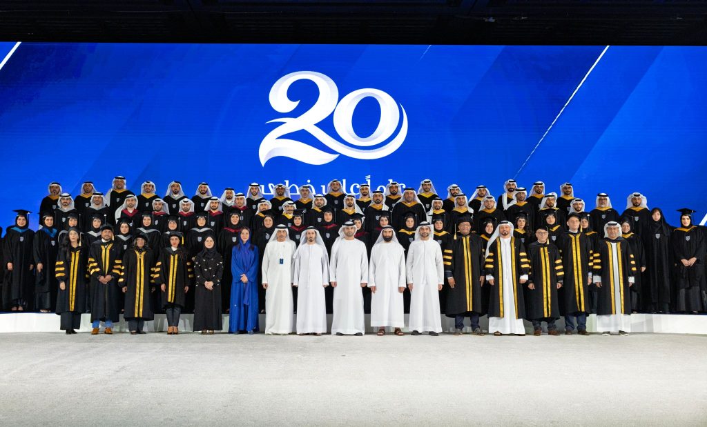 منصور بن محمد يشهد تخريج الدفعة الـ12 من طلبة الماجستير في كلية محمد بن راشد للإدارة الحكومية