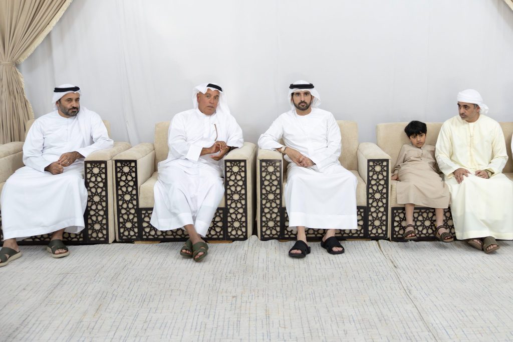 حمدان بن محمد يقدّم واجب العزاء في وفاة خلفان المهيري