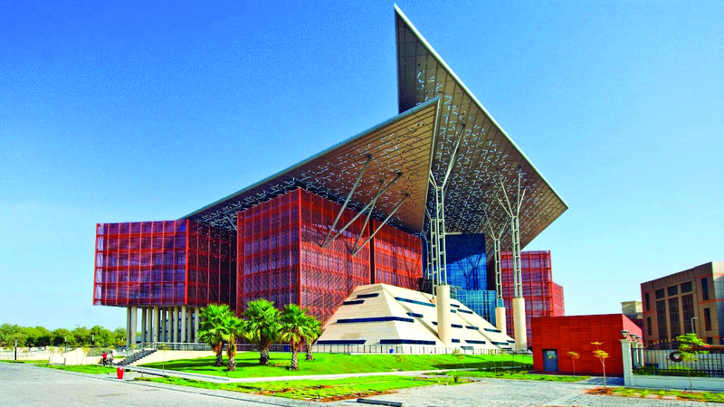 شاب يتهم فتاة بالاستيلاء على 100 ألف درهم اقترضتها منه