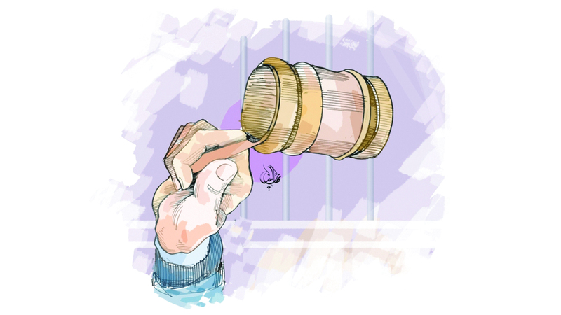 سائق مخمور يدمر سيارة فارهة في حادث مروري