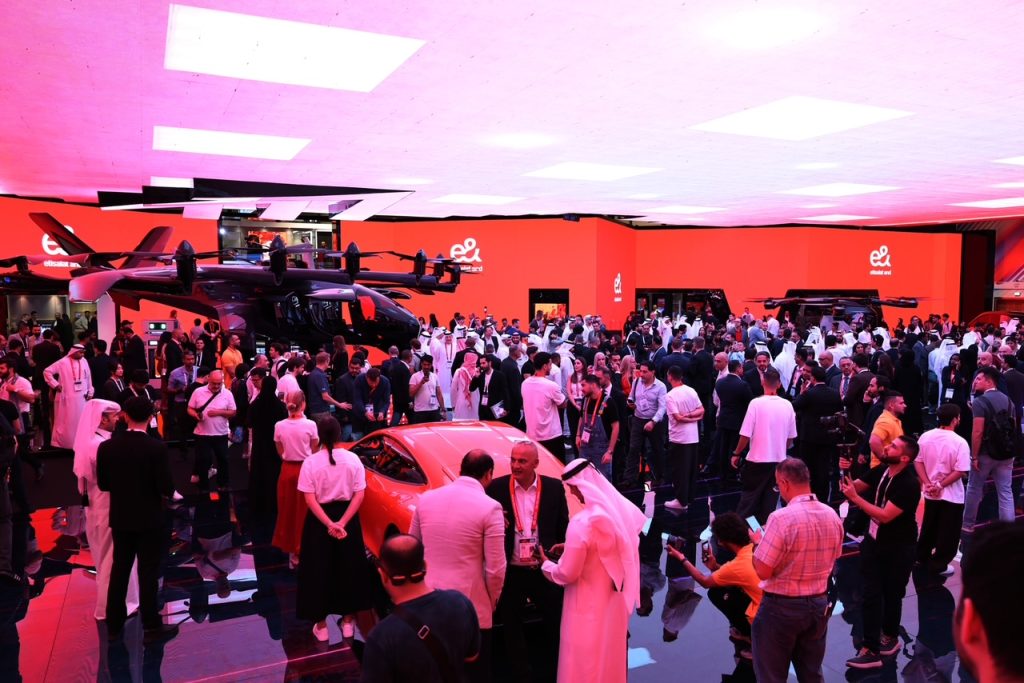 عبد الله الأحمد: حضور “إي آند الإمارات” في “جيتكس 2025” يمثِّل منصة تفاعلية تجمع القادة والتقنيات المستقبلية