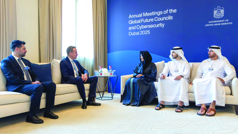 لطيفة بنت محمد تلتقي رئيس المنتدى الاقتصادي العالمي