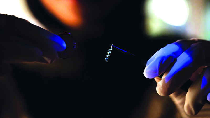 باحثون في «نيويورك أبوظبي» يبتكرون جهازاً لعلاج «الاضطرابات» في الدماغ