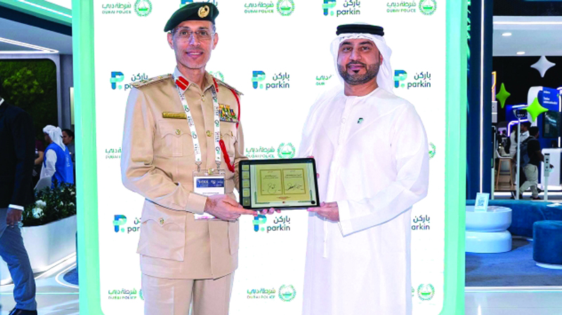 رصد المركبات المطلوبة جنائياً أو مرورياً عند استخدامها مواقف «باركن»