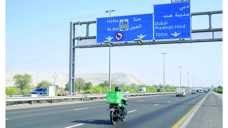 حظر قيادة دراجات «التوصيل» على المسارات السريعة في دبي