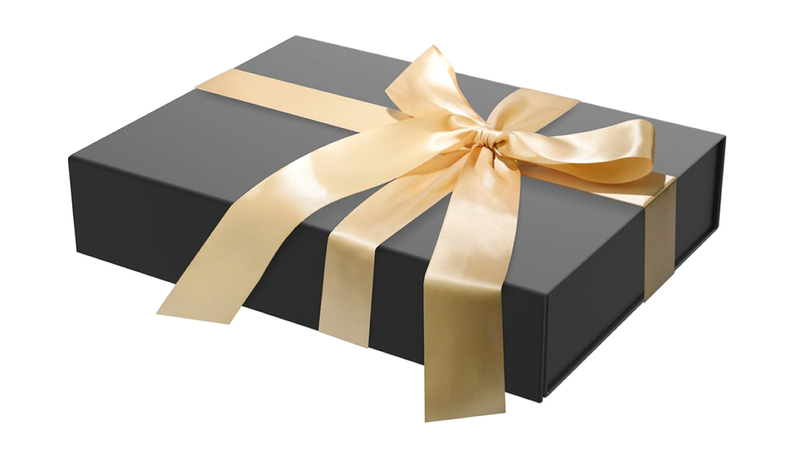 سيدة أعمال تطالب بـ 100 ألف درهم تعويضاً عن «صناديق هدايا» متأخرة