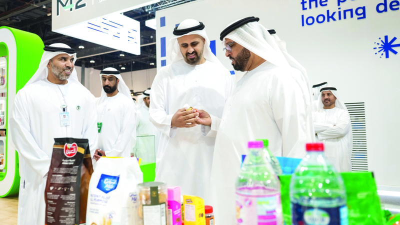 ذياب بن محمد يشهد جانباً من «الأسبوع العالمي للغذاء 2025»