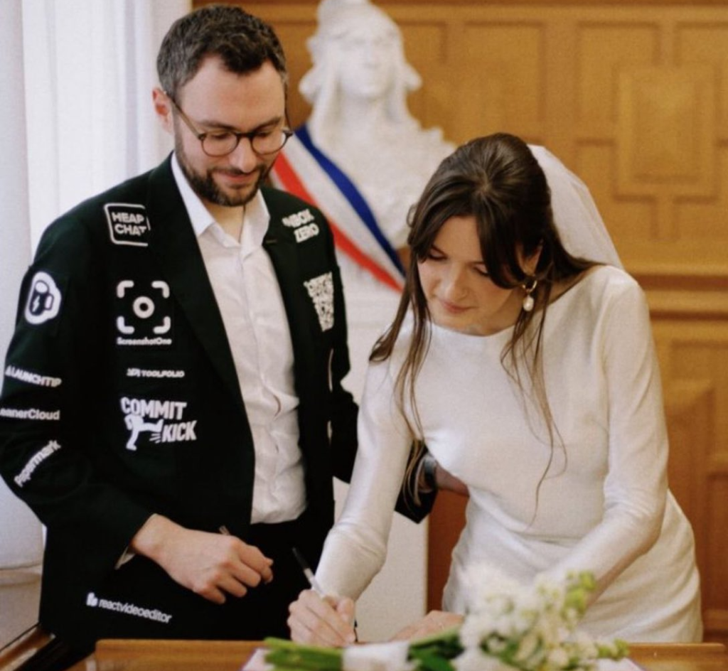 لتغطية المصاريف.. فرنسي يحول بدلة زفافه إلى لوحة إعلانات