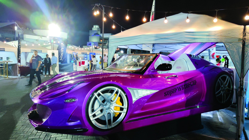 «سيارة مائية» بصناعة إماراتية ويخوت «هجينة» في «دبي للقوارب المستعملة»