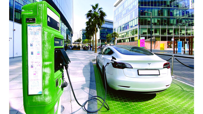 خبراء: تراجع الكلفة وتنوّع المعروض يسهمان في تحوّل قياسي بأسواق السيارات الكهربائية