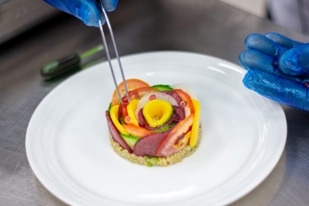 “الإمارات لتموين الطائرات” تجهز 300 ألف وجبة طعام