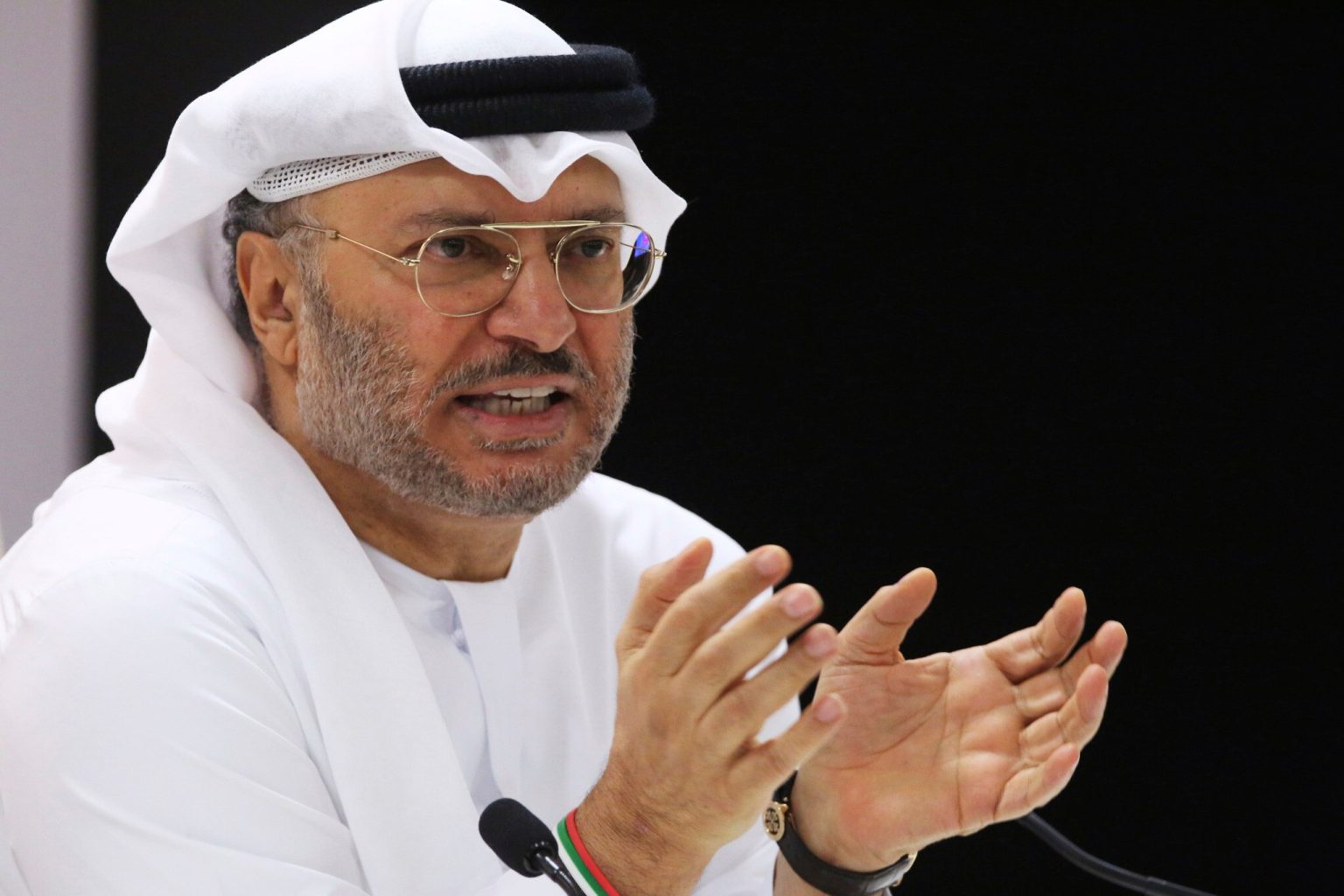 قرقاش يدعو البرهان للموافقة العاجلة على هدنة إنسانية فورية