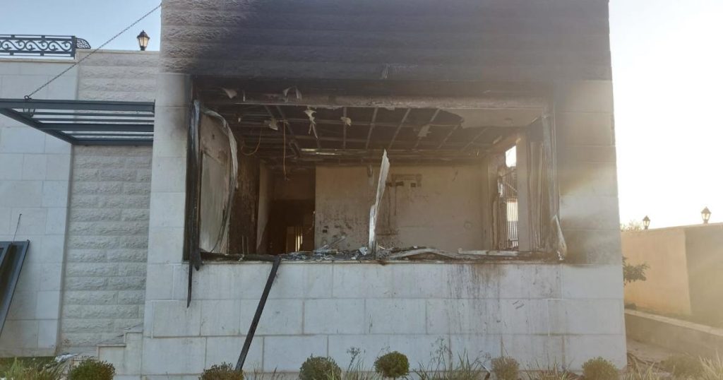 مستوطنون يضرمون النار في منزل بقرية أبو فلاح برام الله