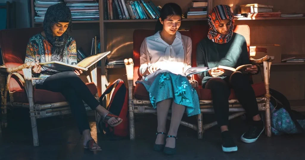 الشارقة للكتاب 44.. “صيدلية للشعر” وبودكاست واليونان ضيف شرف