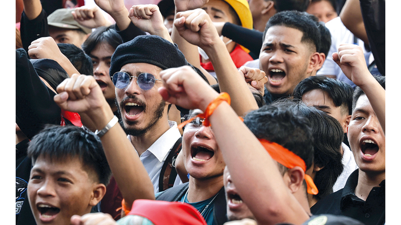 «حريق هونغ كونغ» وفيضانات الفلبين يدفعان الآلاف للخروج ضد «الفساد والمتورطين»