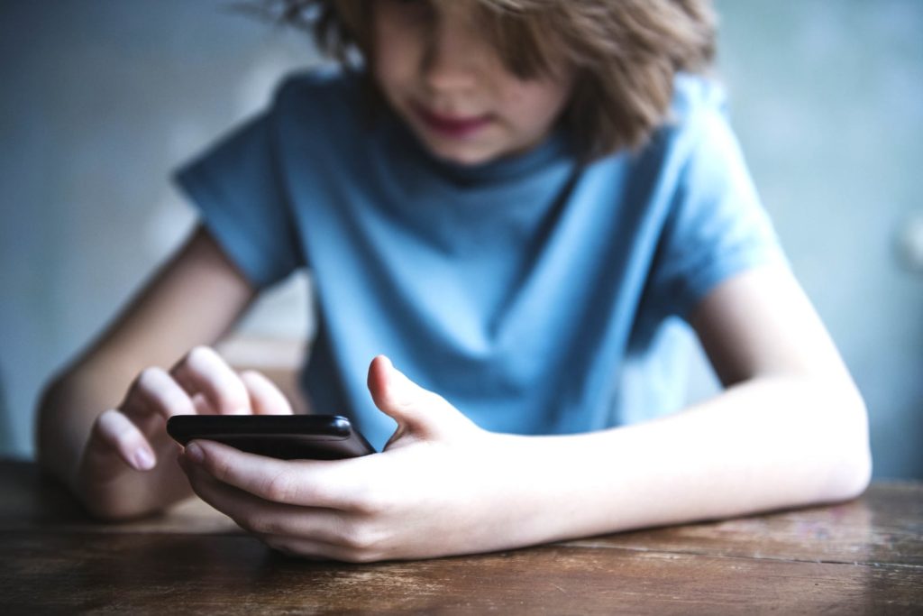 دراسة تحذّر من امتلاك الأطفال لهاتف ذكي قبل سن 12 عاماً