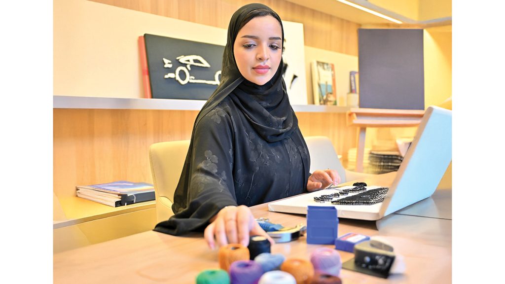 شما آل علي تنسج حكايا الوطن ورموزه بالخيوط والمسامير