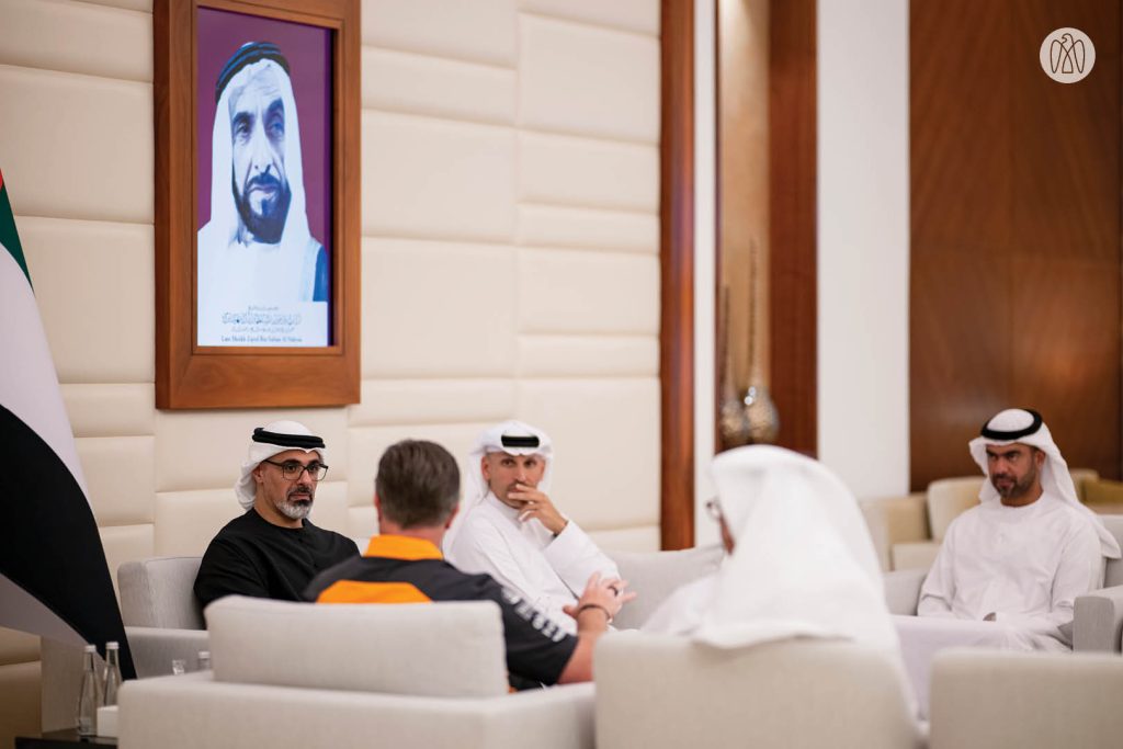خالد بن محمد ورئيس “ماكلارين” للسباقات يبحثان تعزيز الشراكة في تقنيات السيارات المتقدّمة