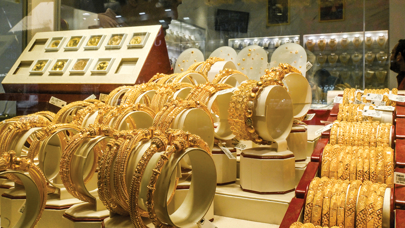 الذهب ينخفض.. ومتعاملون يتحوّطون للأسعار بشراء السبائك والمشغولات