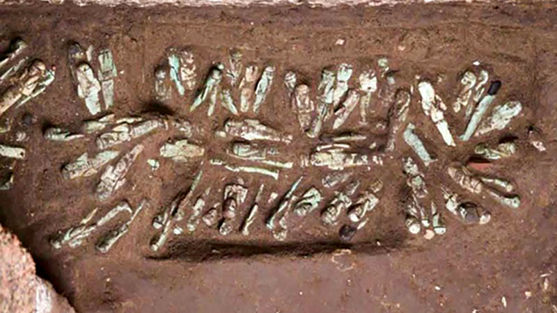 اكتشاف 225 تمثالاً جنائزياً داخل مقبرة ملكية في دلتا النيل