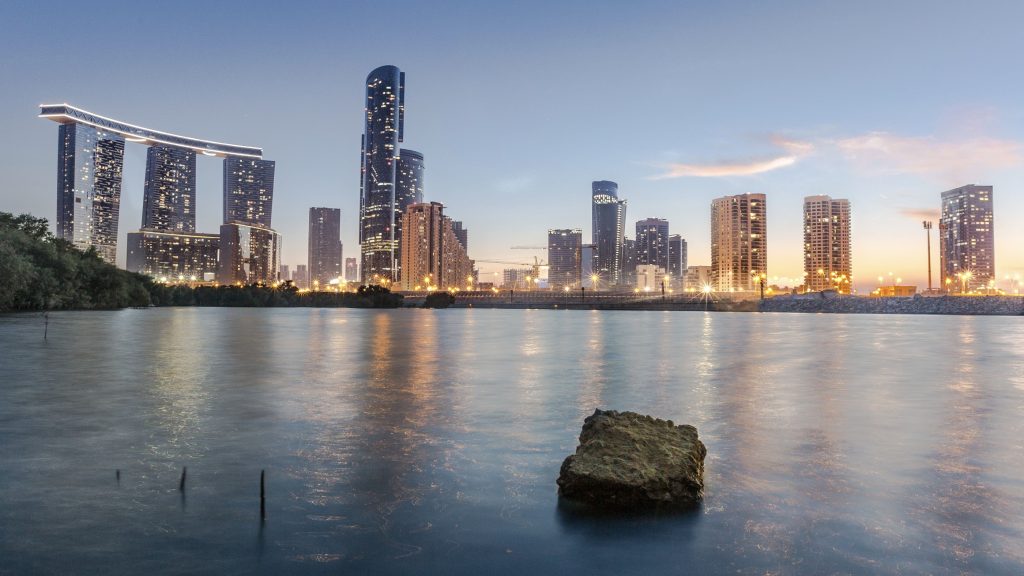 خالد بن محمد بن زايد يعتمد إطلاق مجمع التقنيات المالية والتأمين والأصول الرقمية والبديلة في أبوظبي