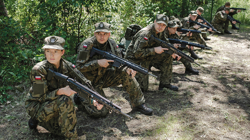 البولنديون يستعدون لخطر الحرب المتزايد بالتدريب والتحصينات الدفاعية