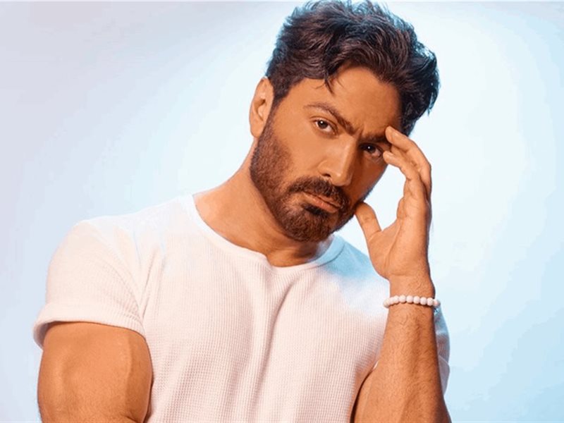 تامر حسني سيغني جالساً في قصر عابدين .. بسبب “العملية الجراحية”