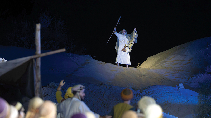 مخرجو «المسرح الصحراوي» يشيدون بربط الفن بالتراث