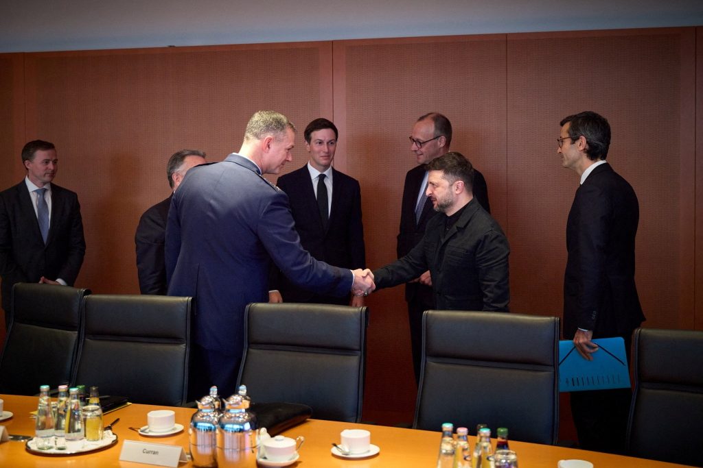 زيلينسكي يتخلى عن طموح انضمام أوكرانيا لحلف الأطلسي مقابل ضمانات أمنية