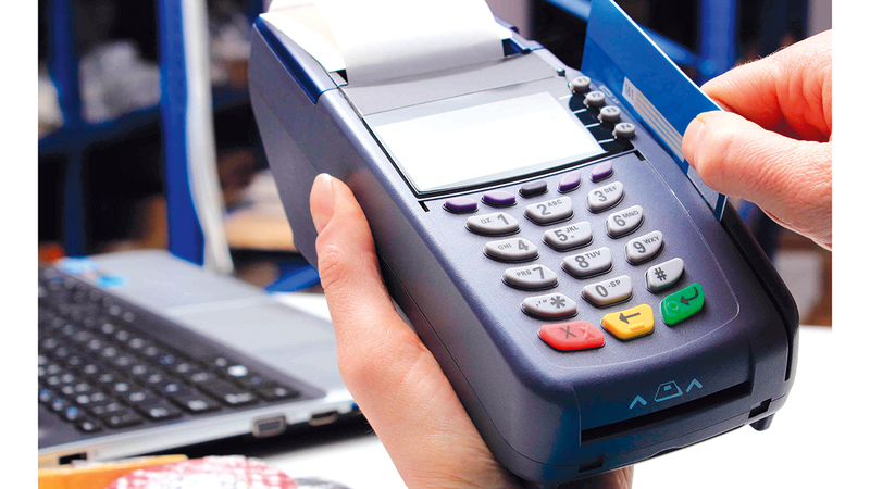 مستهلكون: متاجر ومؤسسات تفرض رسوماً إضافية عند الدفع ببطاقات الائتمان