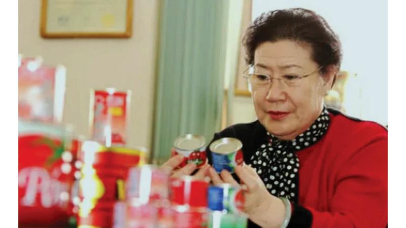 «ملكة علب المشروبات» الصينية تحوّل ورشة صغيرة إلى شركة كبرى