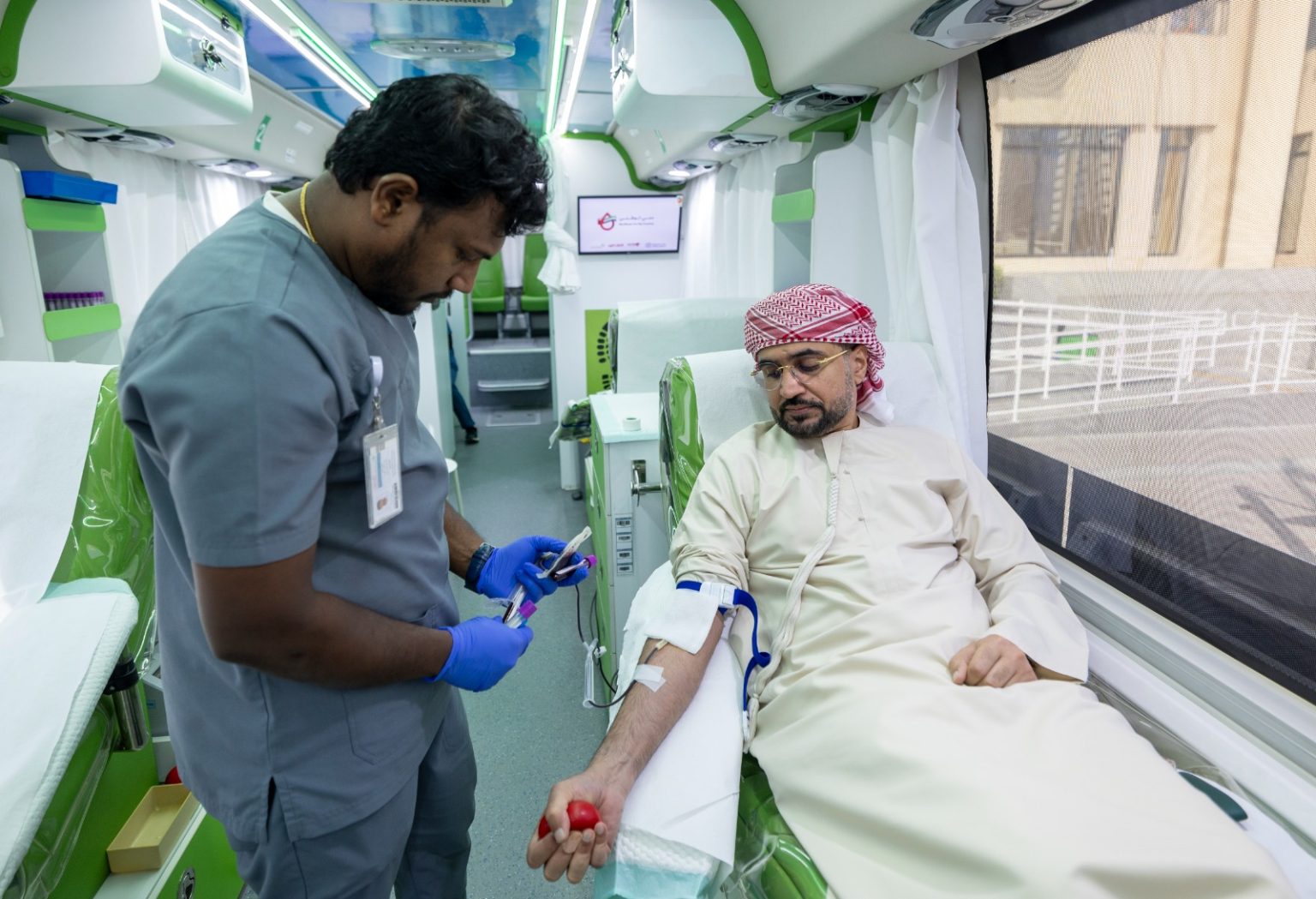 كوادر وموظفو «أراضي دبي» يتبرعون بالدم دعماً لحملة «دمي لوطني»