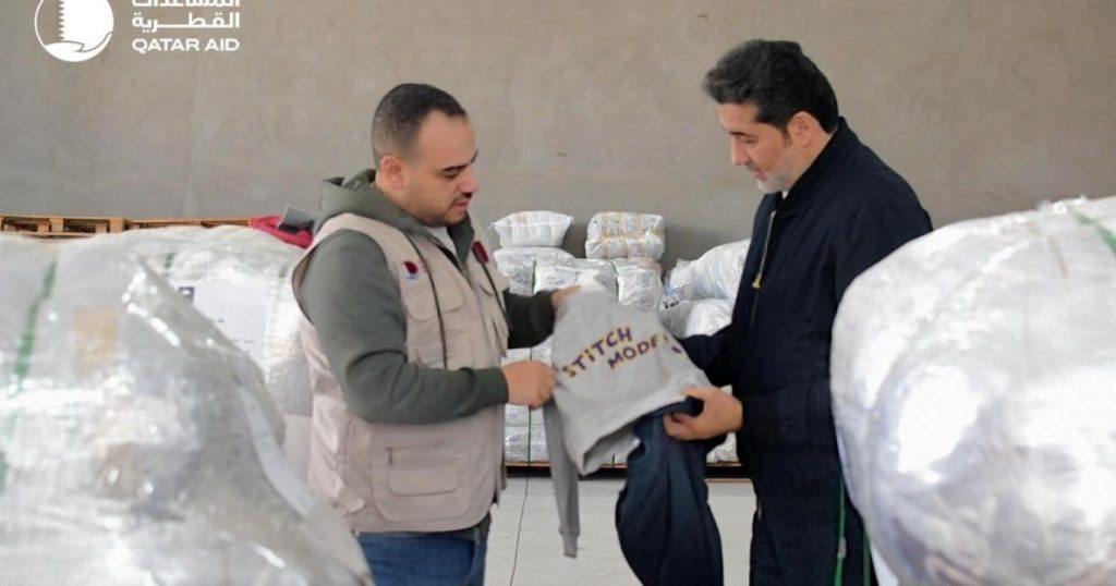 بالصور: قطر تُجهّز الدفعة الأولى من ملابس الشتاء لأهالي غزة