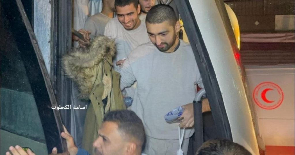 بالأسماء: الاحتلال يُفرج عن 10 أسرى من قطاع غزة (صور)