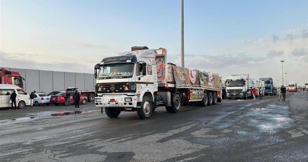 مركز التنسيق يدعي تسهيل دخول 30 ألف شاحنة مساعدات إلى غزة