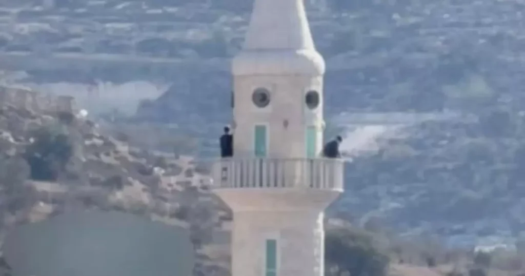 منشورات إسرائيلية تُطالب بخفض صوت الأذان جنوب قلقيلية
