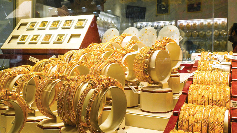 انخفاض الأسعار وهدايا العام الجديد يحفزان مبيعات المشغولات والعملات الذهبية