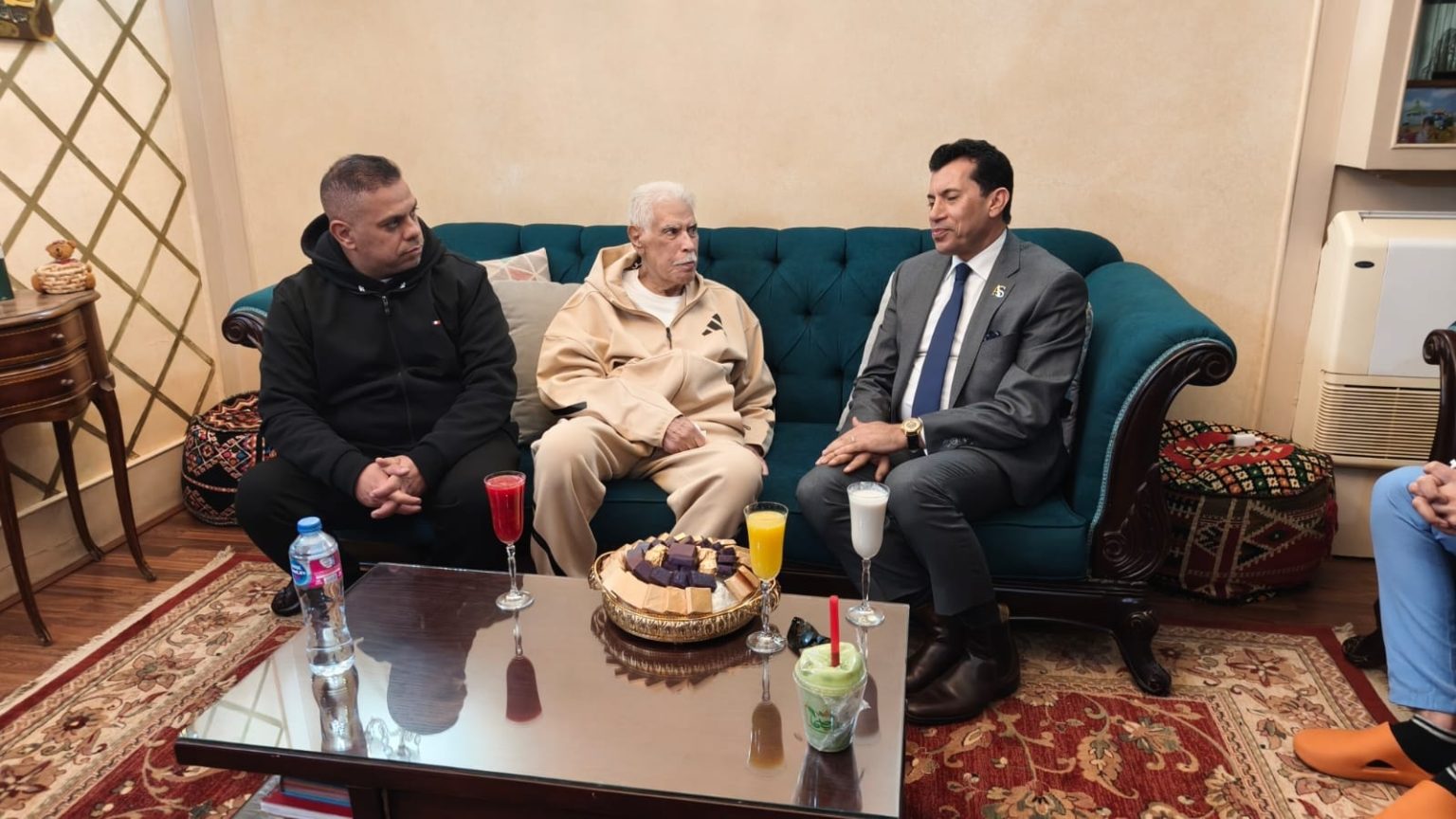 أول ظهور لمدرب مصر الأسطوري حسن شحاتة بعد العملية الجراحية