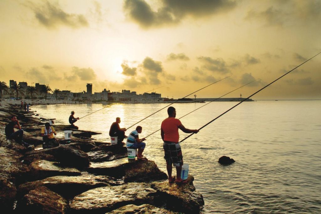 صياد تركي رمى صنارته في البحر فاصطاد جثة بكامل ملابسها