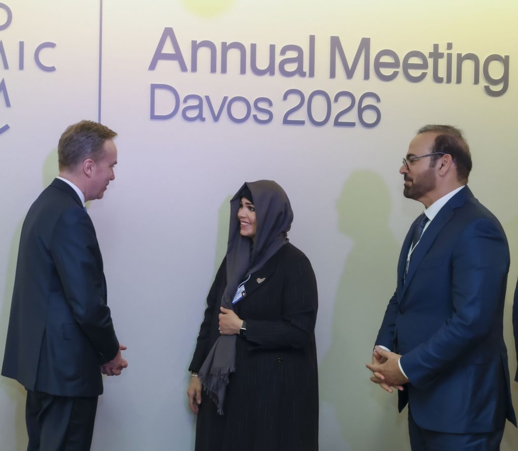 وفد دولة الإمارات في دافوس 2026 يلتقي رئيس المنتدى الاقتصادي العالمي