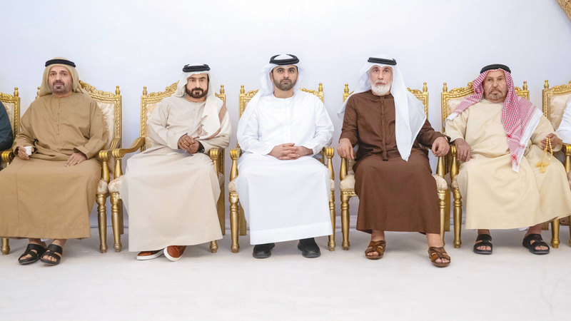 منصور بن محمد يقدّم واجب العزاء في وفاة محمد بن الشيخ جمعة المنصوري