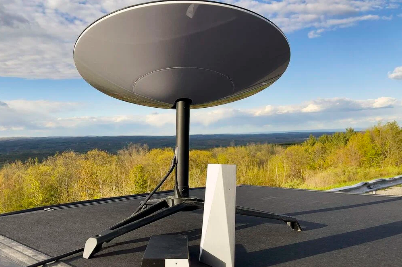 أغنى رجل في العالم يخوض حرباً مع “تنزيلات الأغبياء الكبرى”