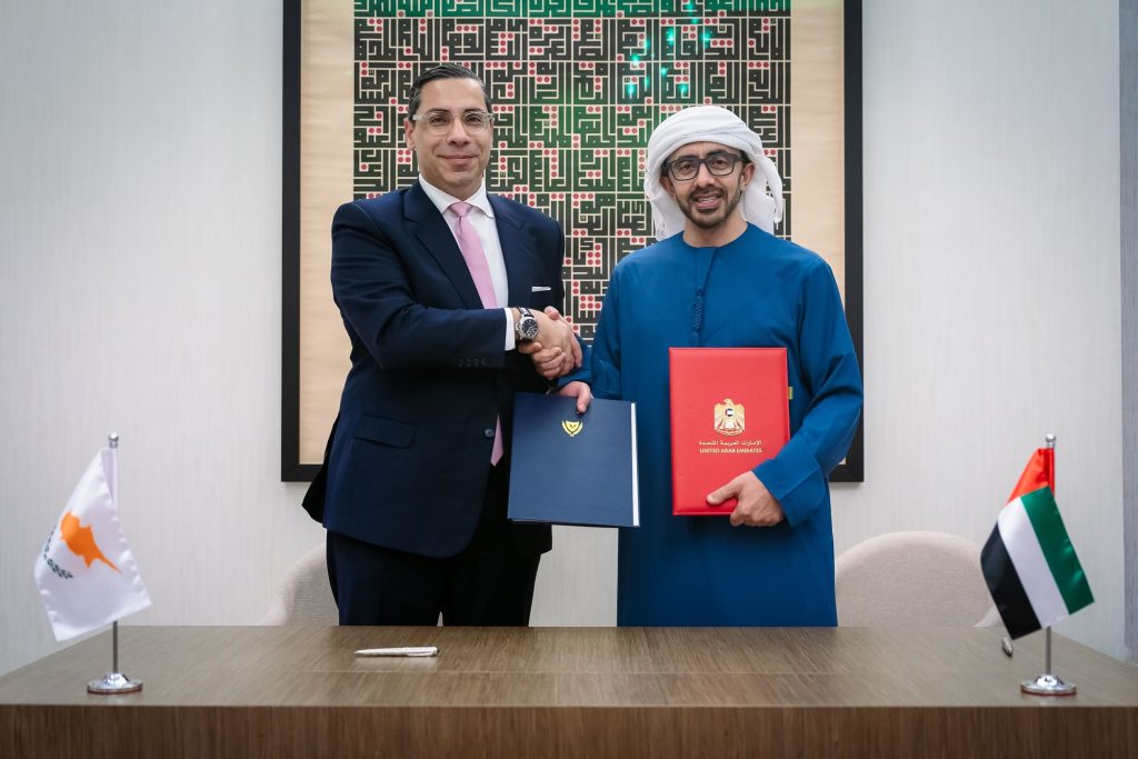 عبدالله بن زايد يستقبل وزير خارجية قبرص ويوقعان مذكرة تفاهم لإقامة شراكة استراتيجية شاملة في مجال الطاقة