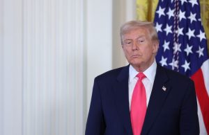 ترامب يعلن حالة الطوارئ في 10 ولايات بسبب عاصفة شتوية قوية