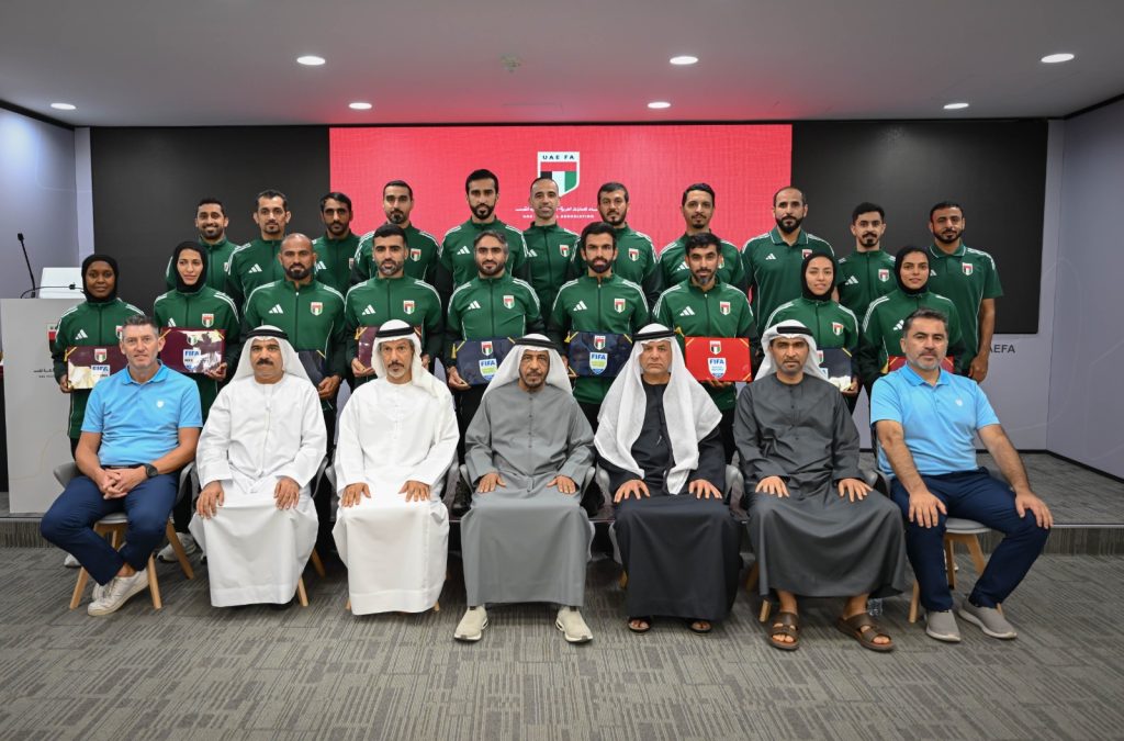 اتحاد الكرة يسلم الشارات الدولية لقضاة الملاعب لعام 2026