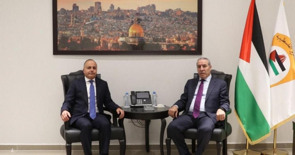 حسين الشيخ يستقبل السفير المصري لبحث التنسيق المشترك وإغاثة قطاع غزة